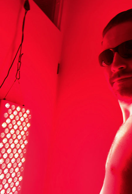 klant met LED rood licht therapie